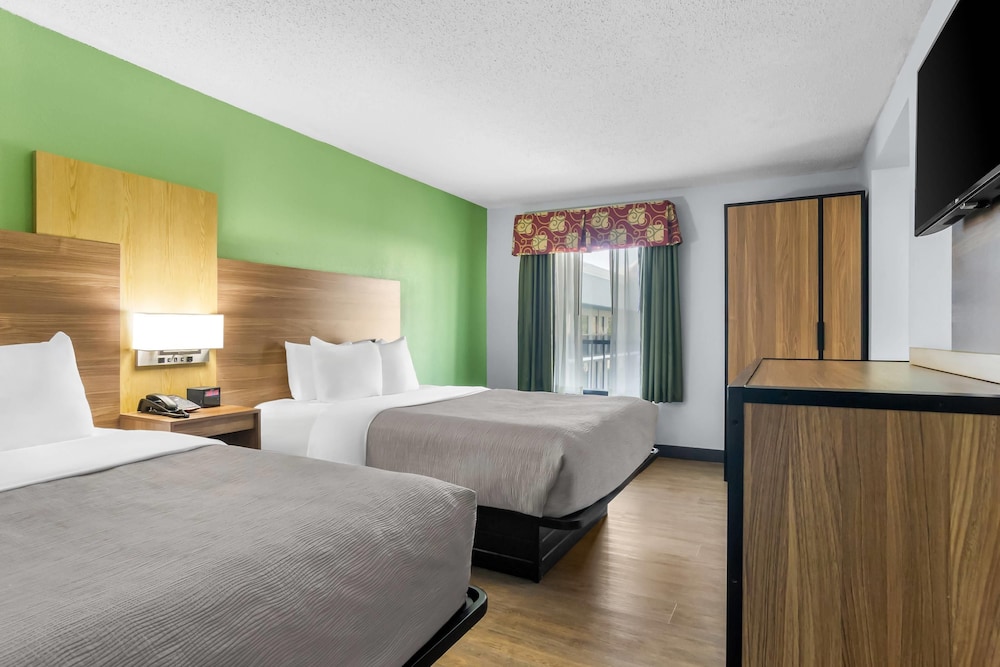 Suite, 2 Queen Beds, Sofa, Large, Quality Inn & Suites Greenville - Haywood Mall 3/6