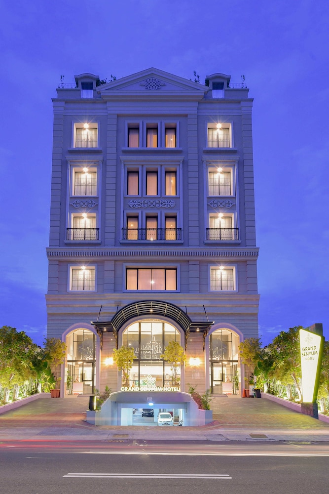 Grand Senyum Hotel 1/33
