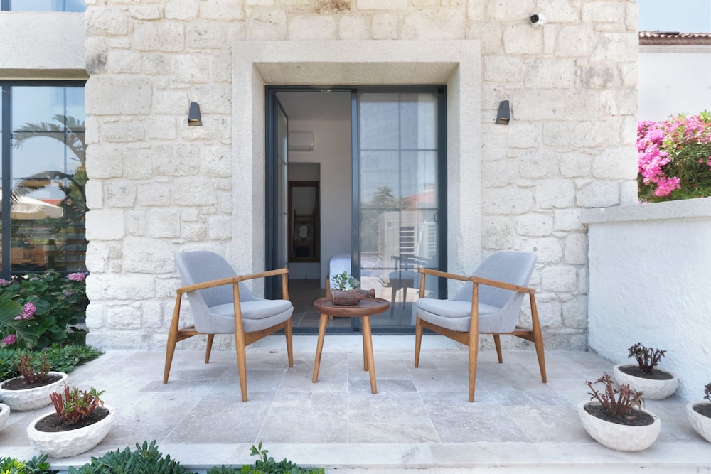 Armel Alacati (+12 Adult Only) 28/46