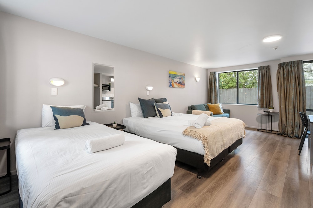 Motel, Studio, 1 King and 1 Single Beds, Accessible