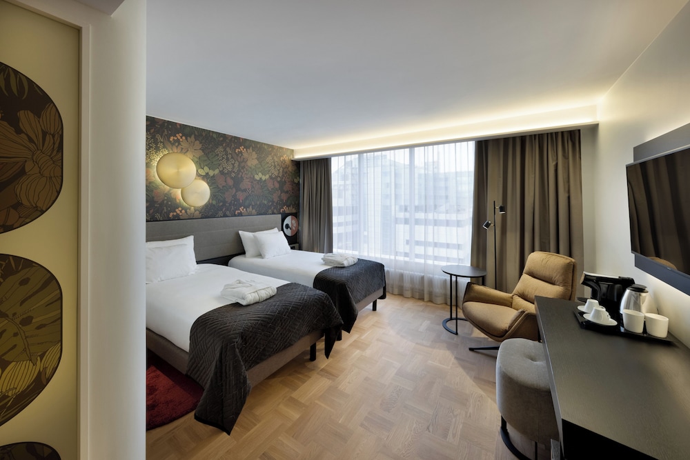 SUPERIOR, TWIN BEDS, CITY VIEW