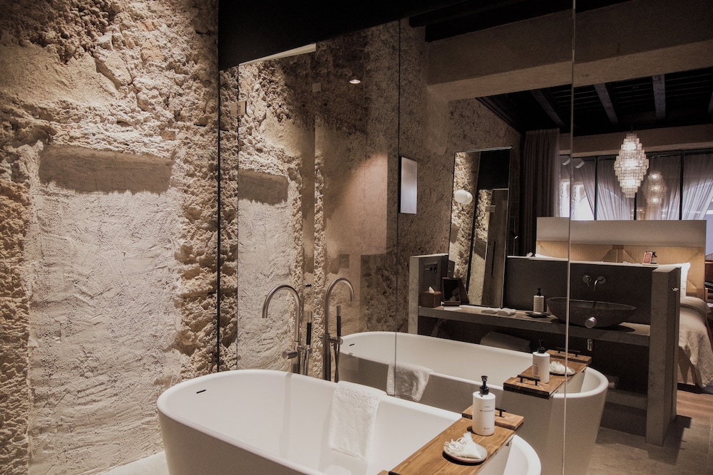 Courtyard, Suite, King Bed