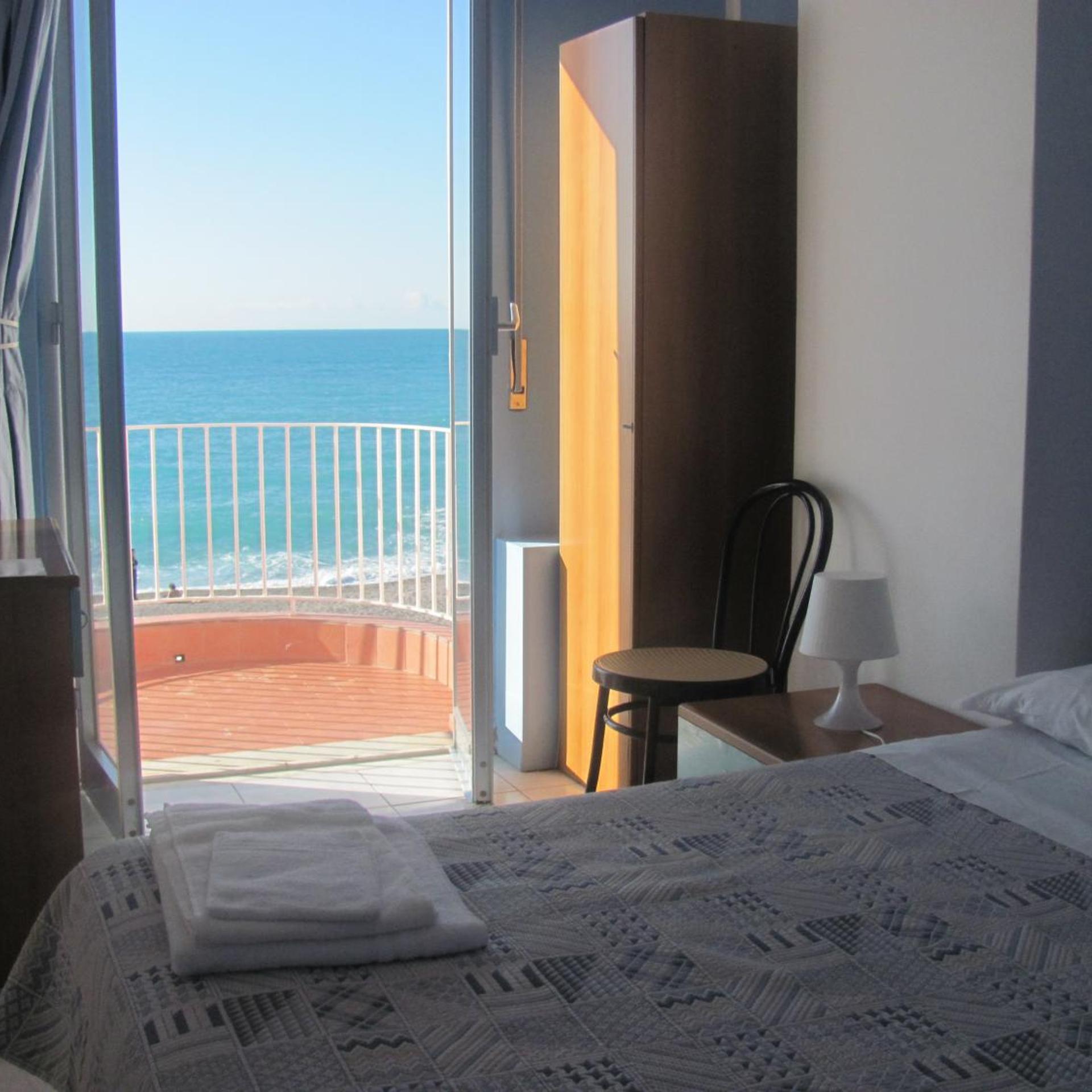 غرفة بسرير مزدوج بإطلالة على البحر بشرفة، Hotel La Scogliera 10/10