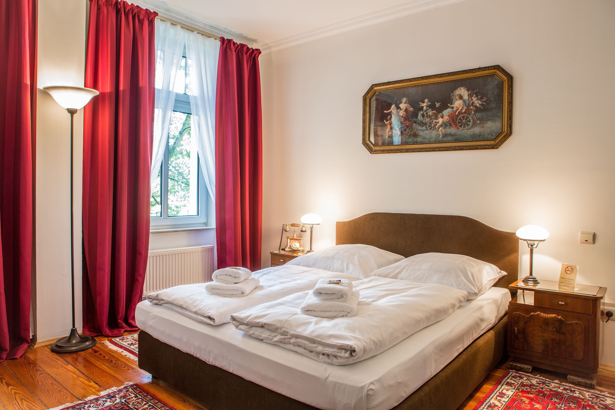 SUPERIOR, QUEEN BED