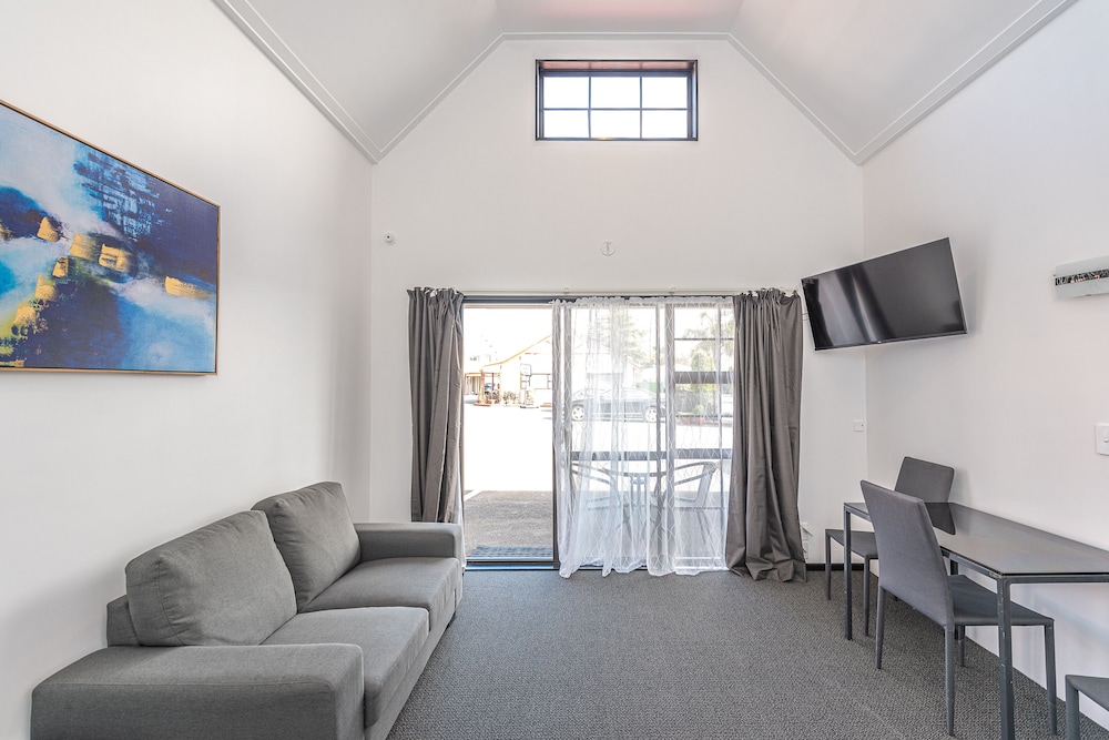 BURWOOD MANOR MOTEL 41/50