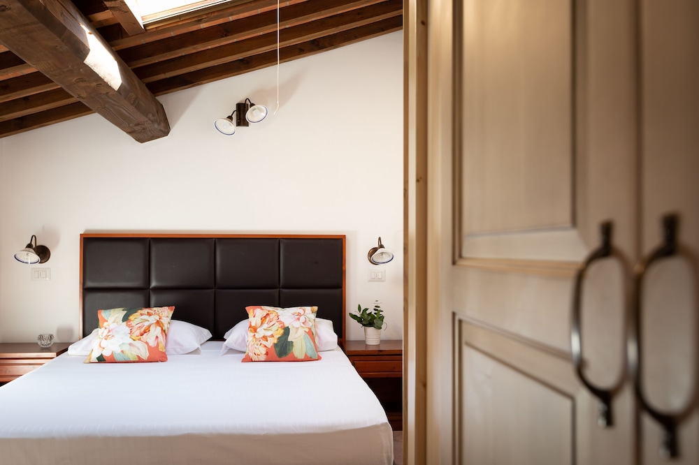 Mezzanine, Duplex, Queen Bed, Sofa