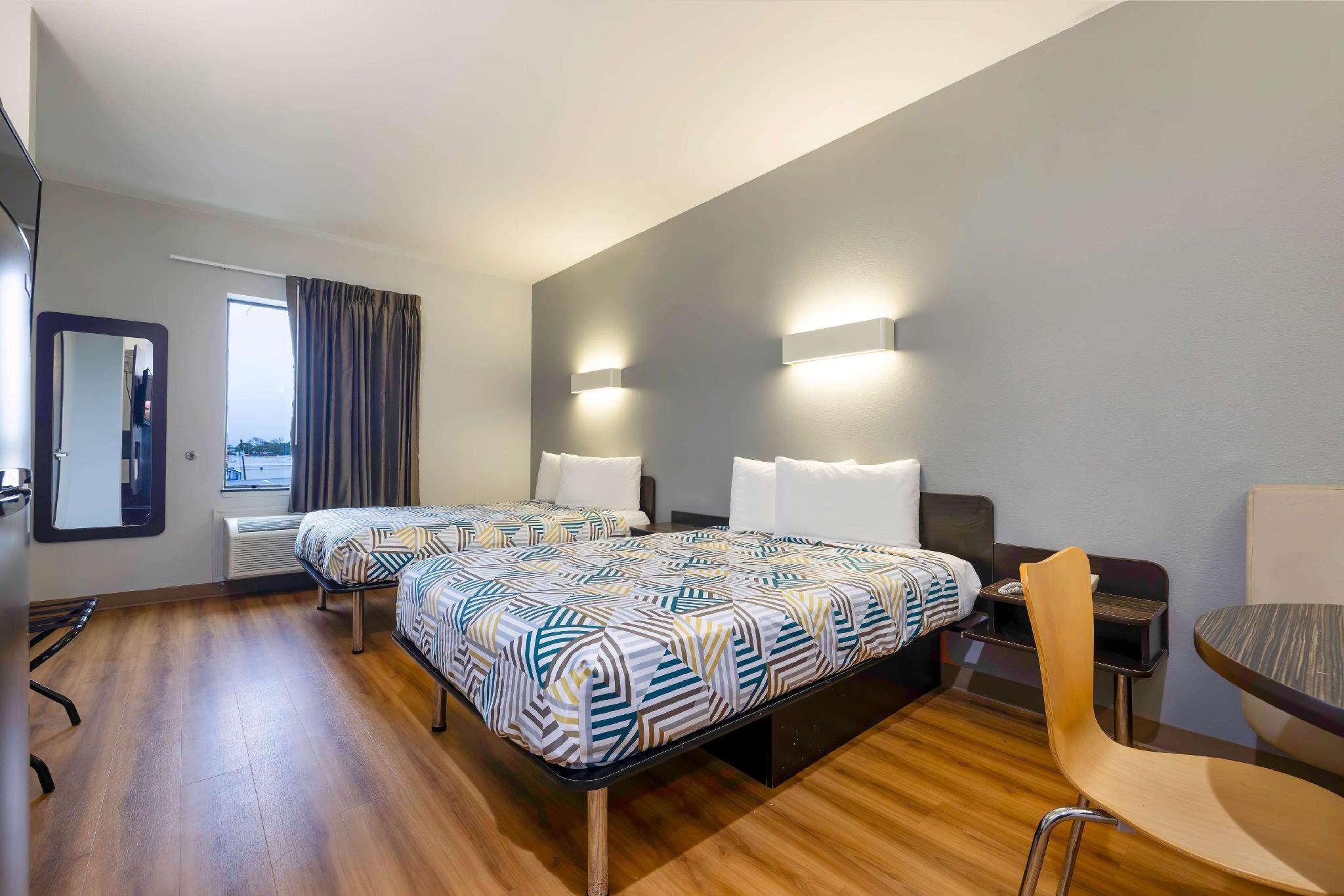 2 Full Beds - Non-Smoking, Micfridge