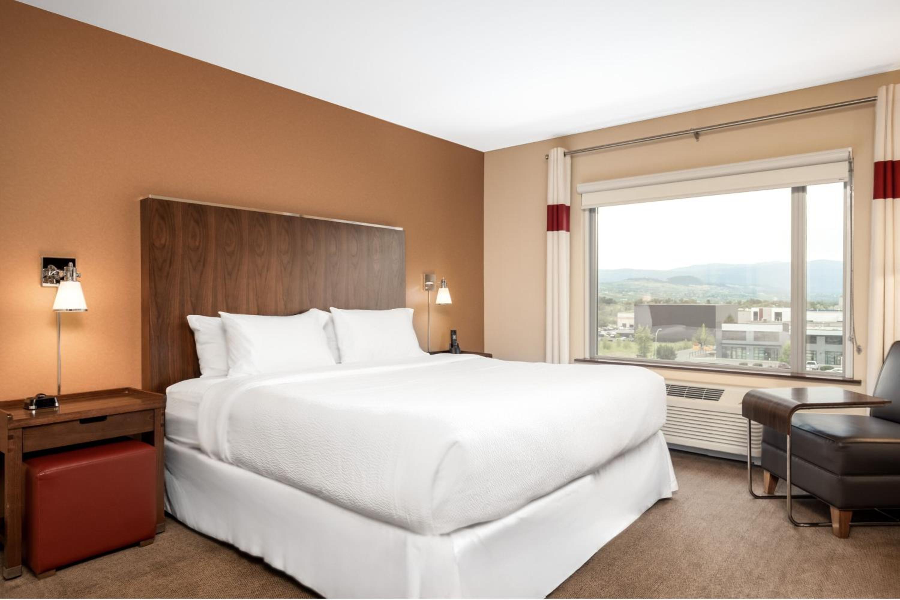 Room at Four Points by Sheraton Kelowna Airport, KELOWNA