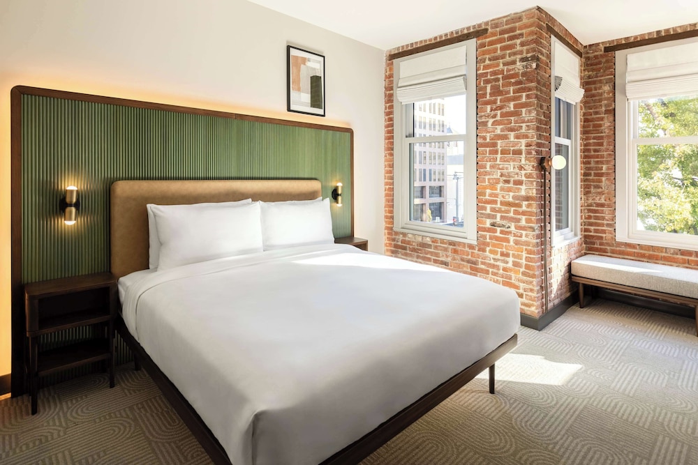 DELUXE, KING BED, CITY VIEW