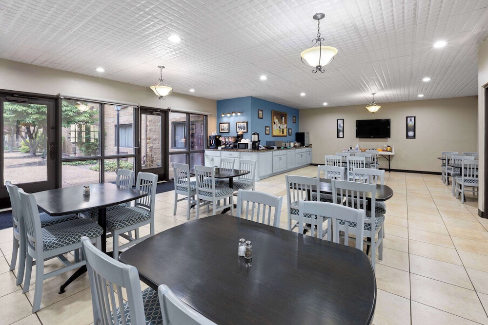 Baymont Inn and Suites by Wyndham Farmington, MO 43/62