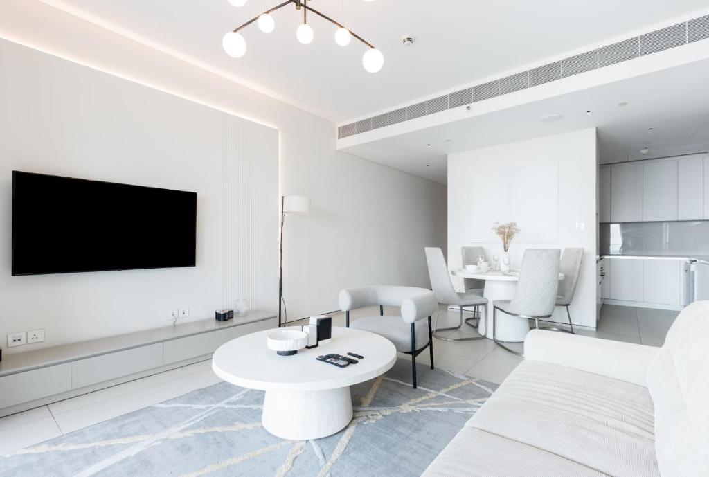 1BHK with Marina Views and Beach Access 11/15