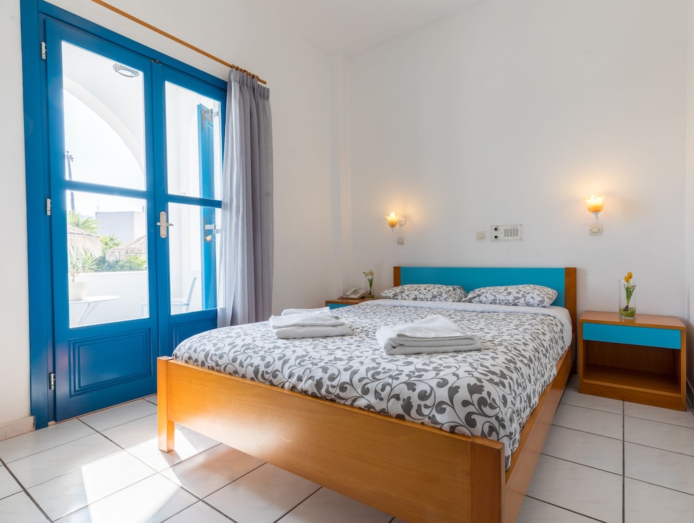 ROOM, DOUBLE OR TWIN BED