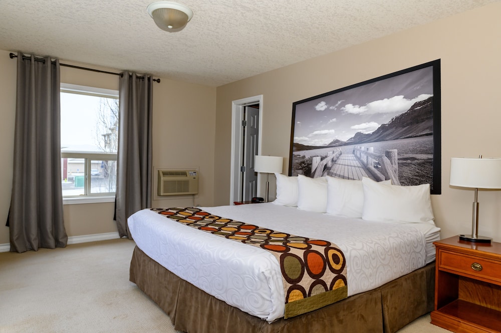 3 Bedrooms, Family Suite, King Bed, Two Story, 2 Bathrooms, Kitchen