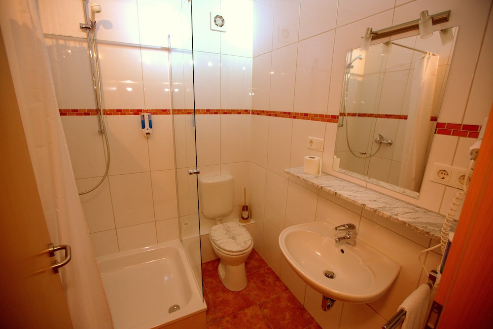 AIRPORT HOTEL WALLDORF 31/31