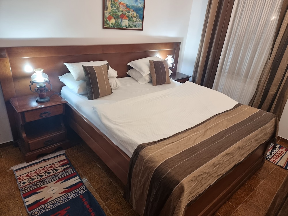 2 BEDROOMS, SUITE, BALCONY