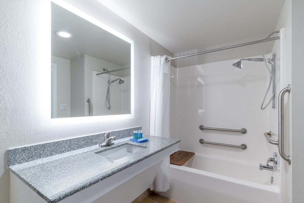 Holiday Inn Express Prince Frederick 17/56