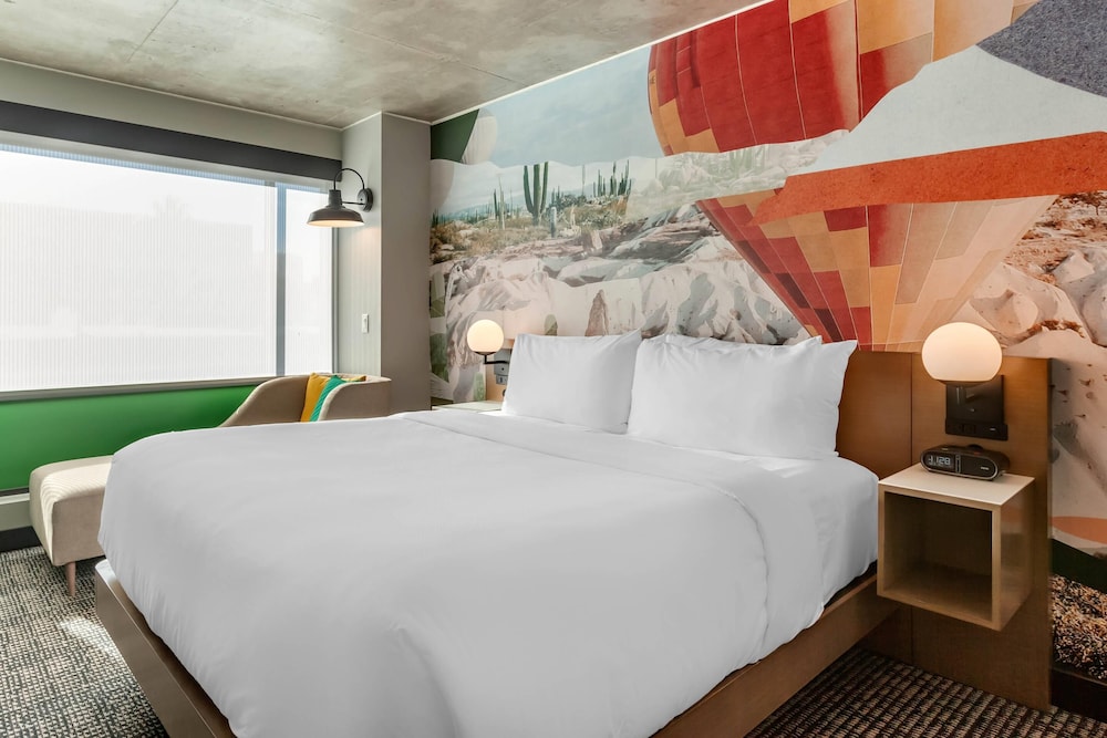 ROOM, KING BED