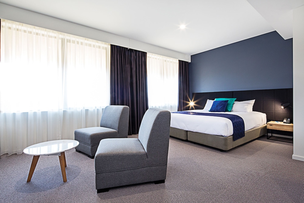 SUITE, DOUBLE OR TWIN BED