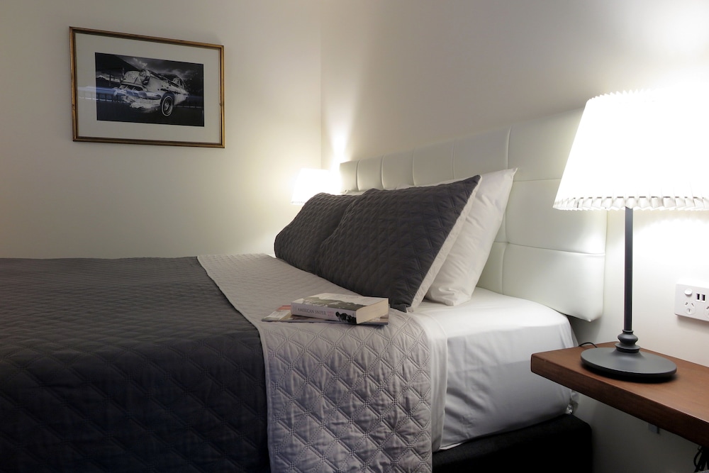 SUMMERHILL MOTOR INN 15/70