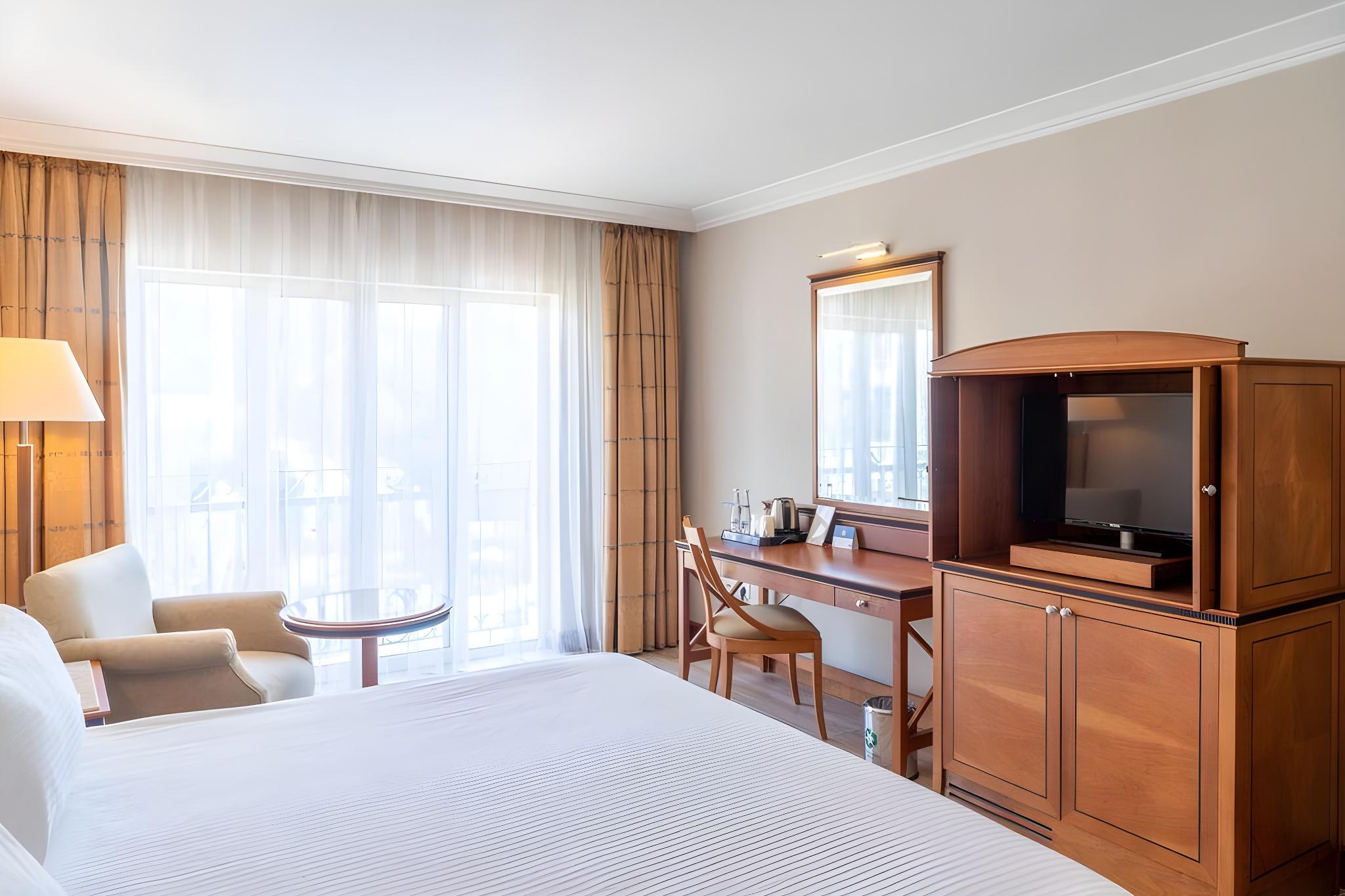 Senior, Suite, Multiple Beds