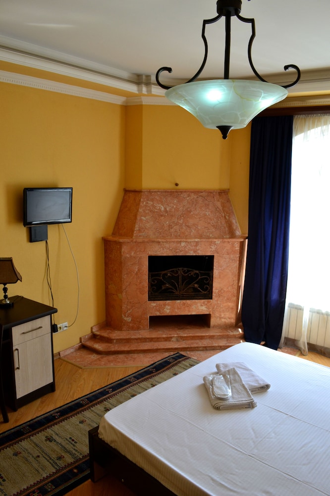 ISAKA HOTEL 27/74