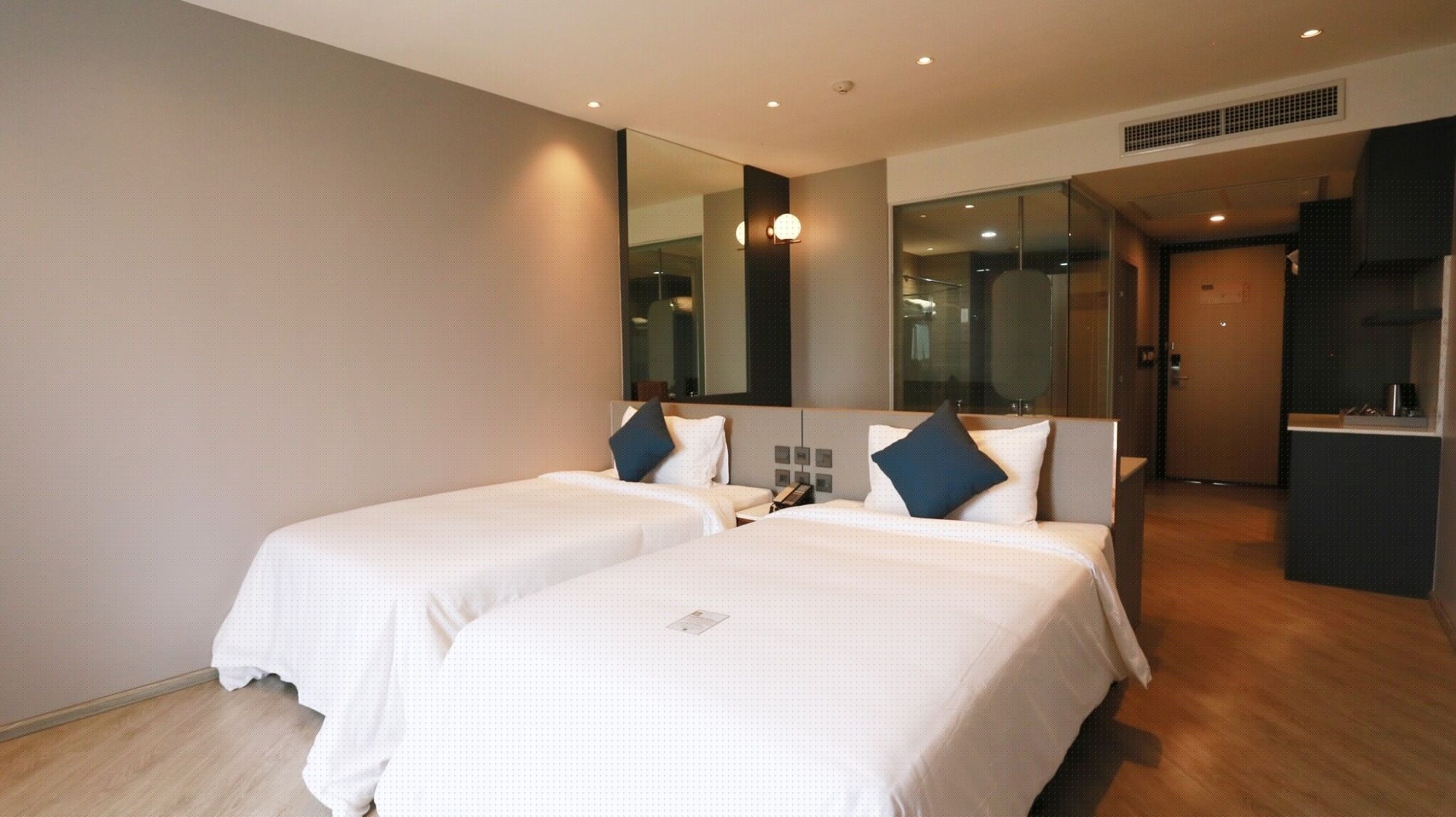 STUDIO, TWIN BEDS, MOUNTAIN VIEW