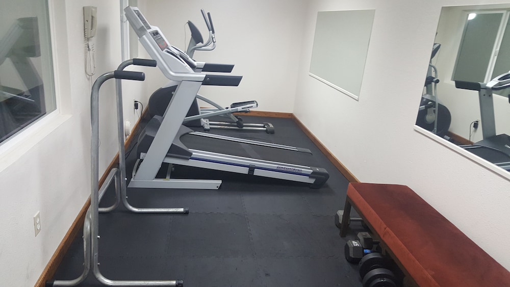 Oyster Bay Inn & Suites 38/70