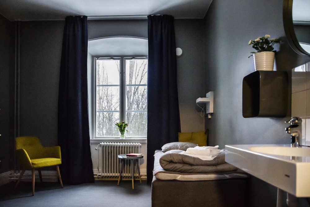 Stf Af Chapman Hostel 50/50