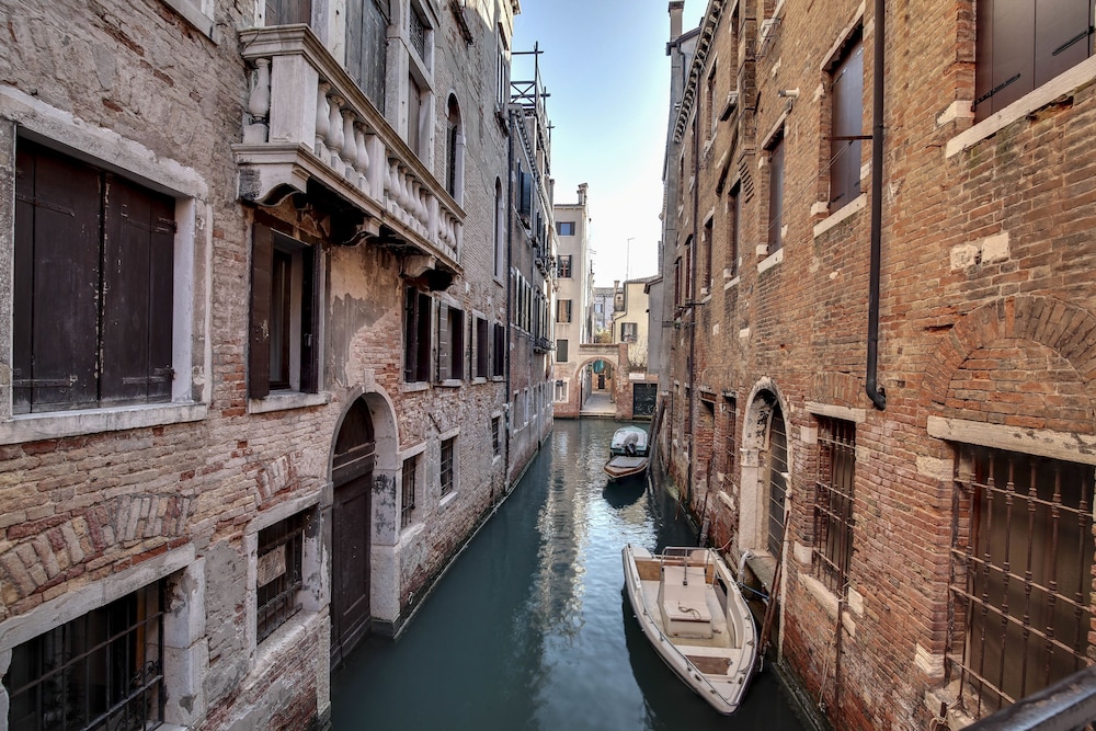 Rialto Canal View 21/25