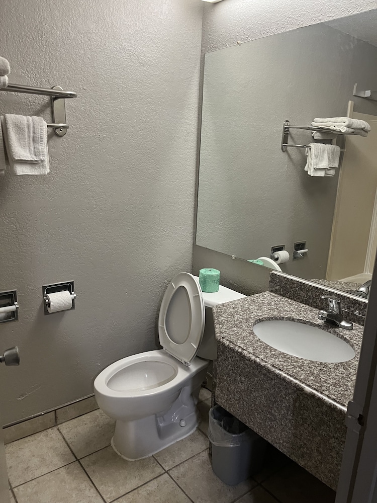 Mid Towne Inn Suites San Antonio 42/43