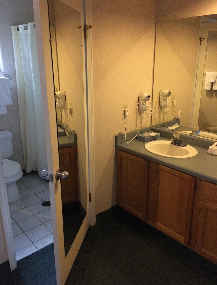 Garden Inn and Suites 47/48