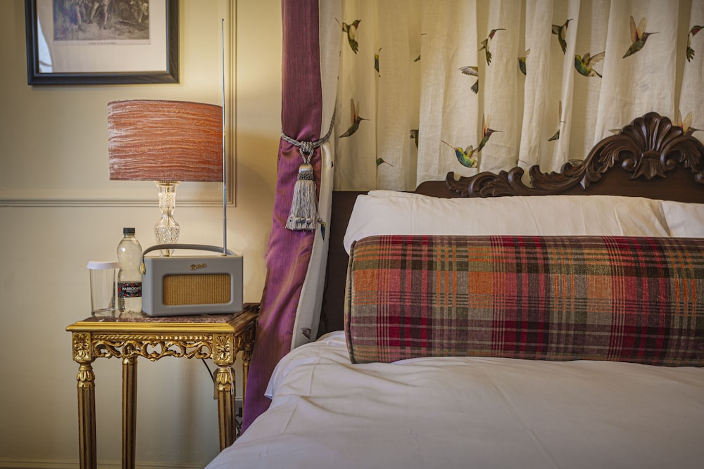 Tudor House Hotel 27/85