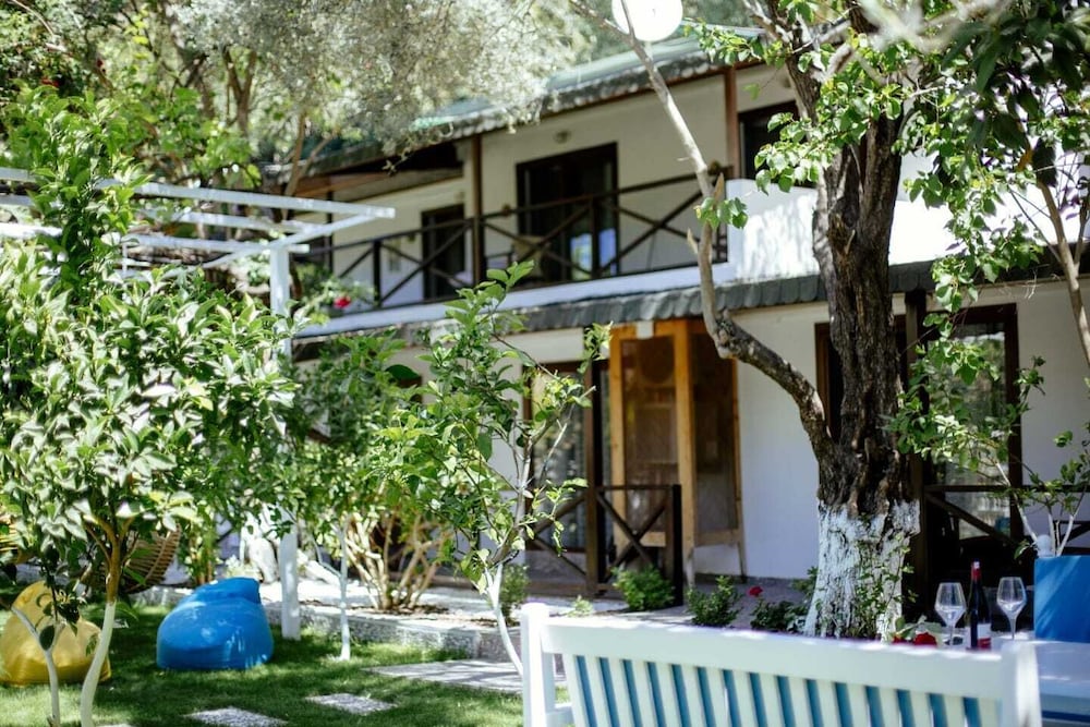 Lagoon Boutique Hotel 1/13