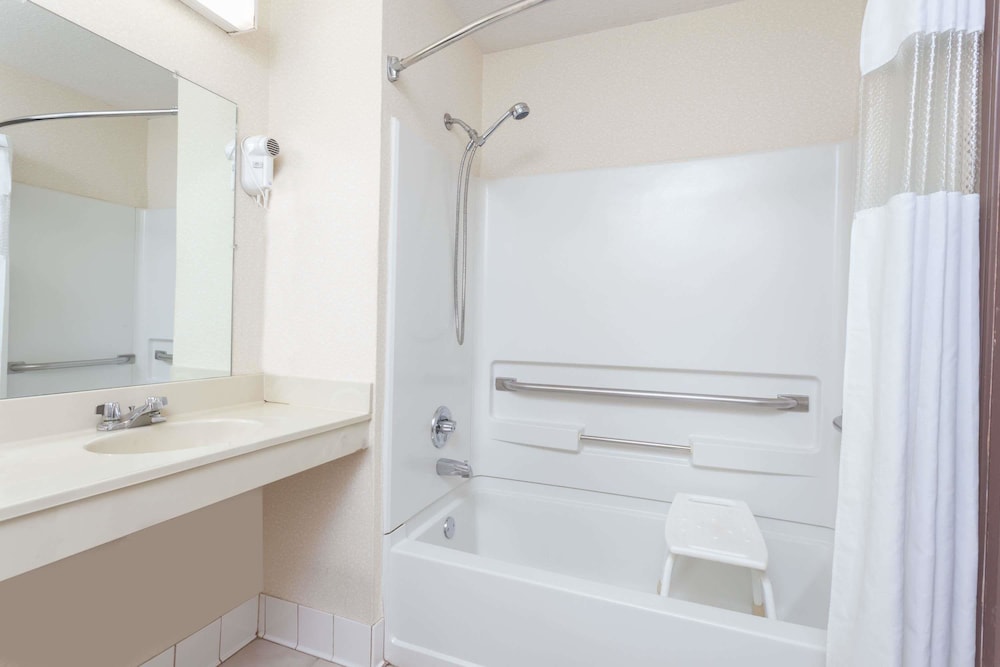 American Inn and Suites Dundee (ex Days Inn and Suites) 20/31