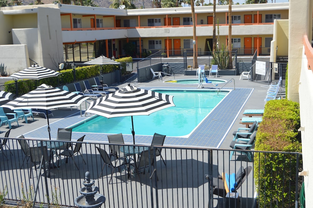 Musicland Hotel 7/49