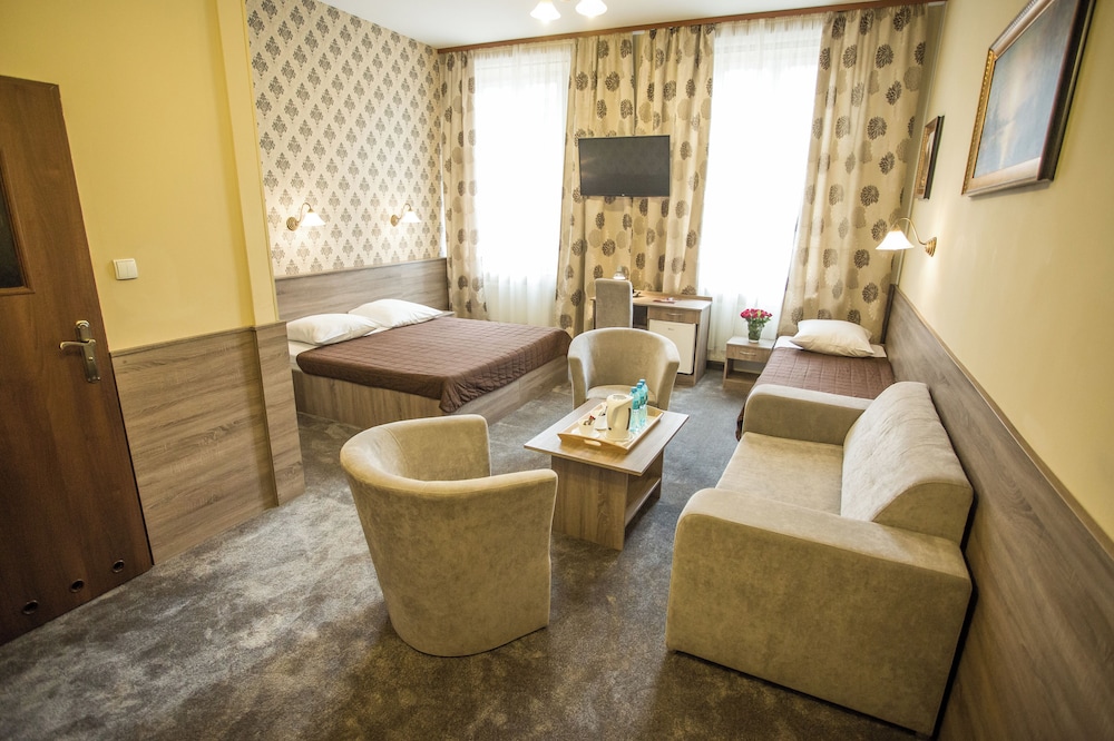 Maksymilian Hotel 46/70