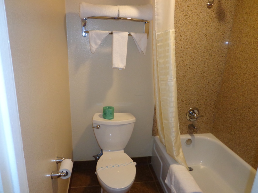 Economy Inn Express Warren 13/47