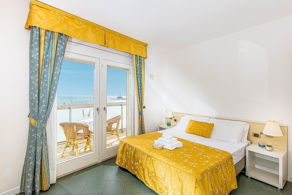 Karinzia Hotel 24/76