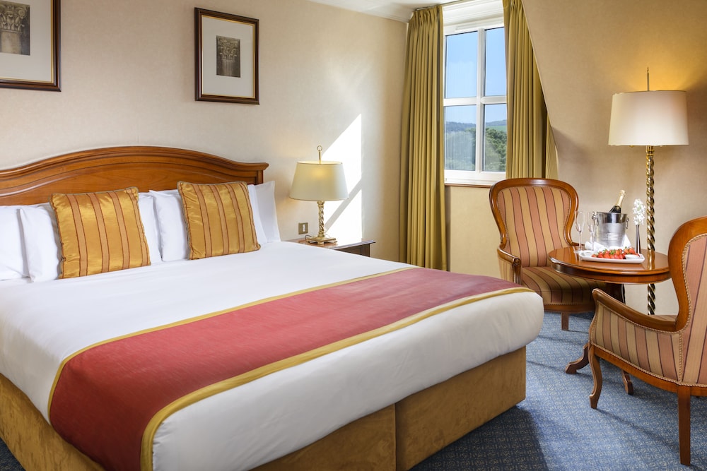 ROOM, DOUBLE OR TWIN BED