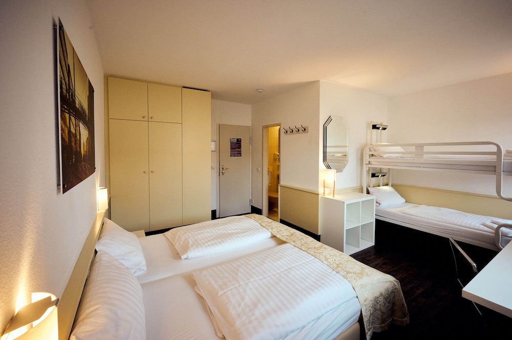 The 4 You Hostel Hotel 8/58