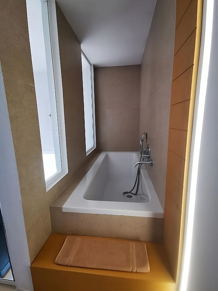 Muses Cycladic Suites 73/80