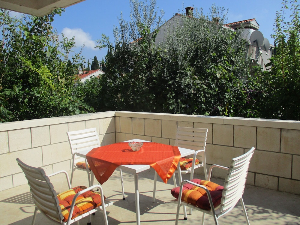 HOTEL APARTMENTS IVICA 32/50