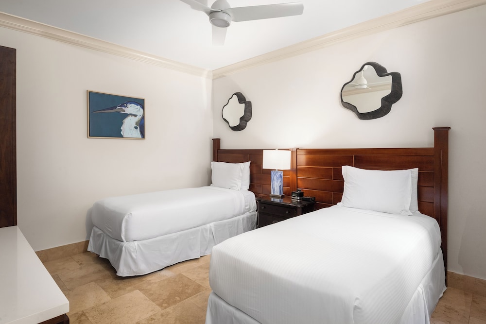 2 Bedrooms, Suite, King and Twin Beds, Ocean Front، Windsong On The Reef 2/4