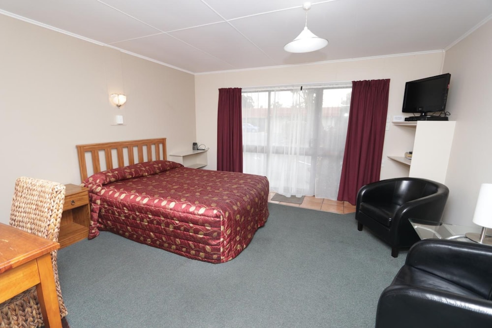 Commodore Motor Lodge 13/58