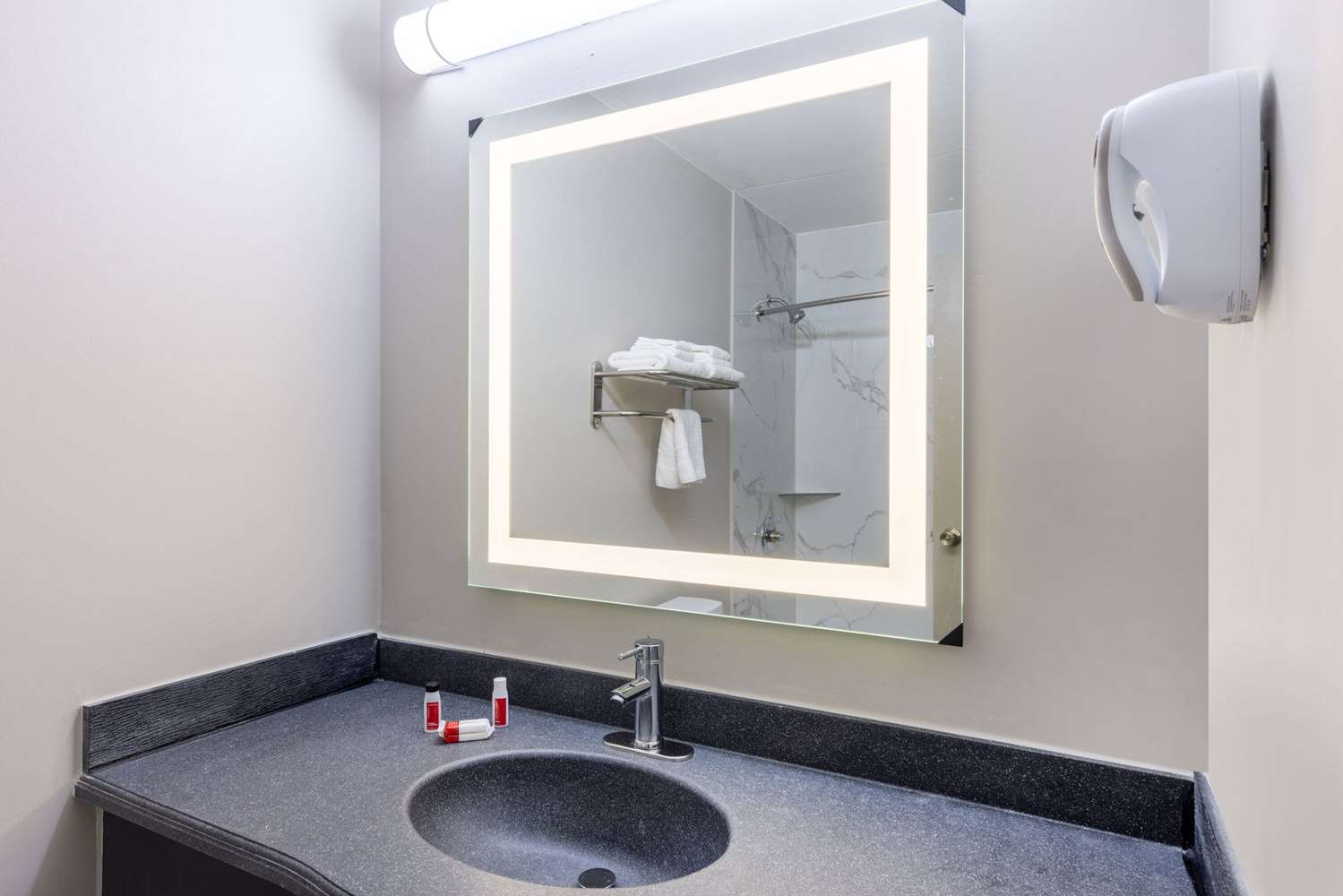 Days Inn & Suites by Wyndham Fort Bragg/Cross Creek Mall 39/41