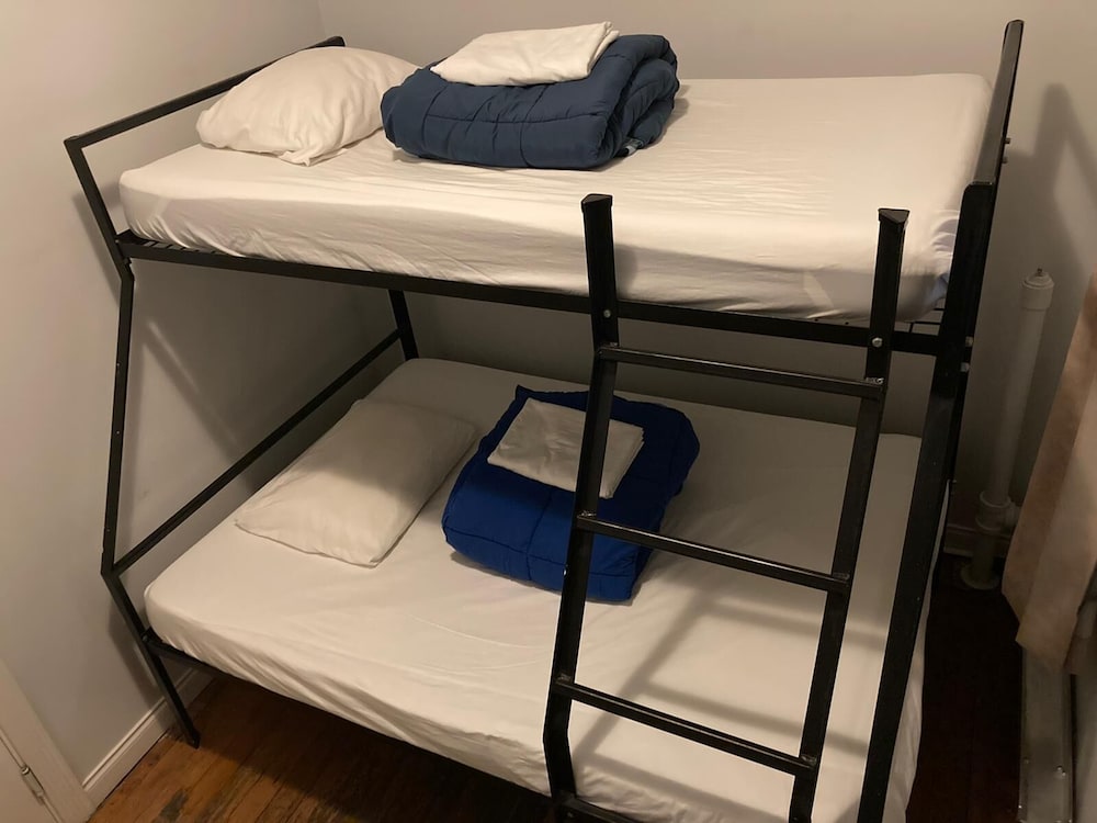 Cambie Downtown Hostel 12/27