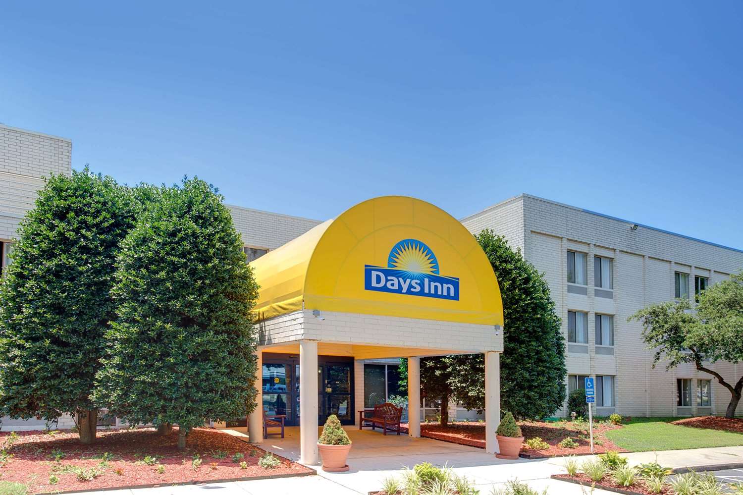 Days Inn by Wyndham Newport News City Center Oyster Point 4/22