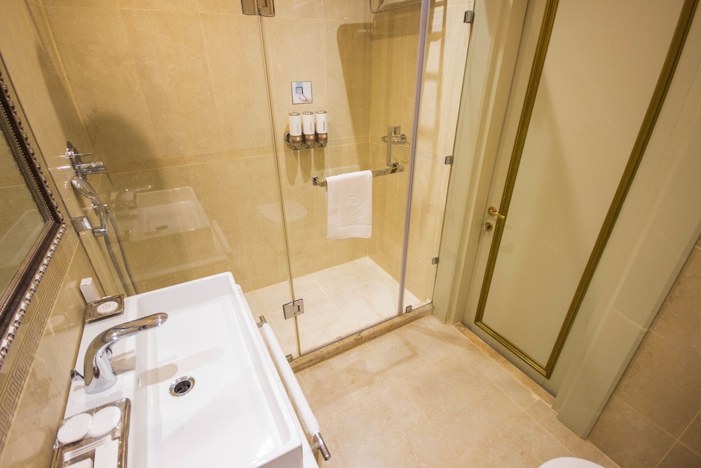 Sapphire Inn Hotel 36/37