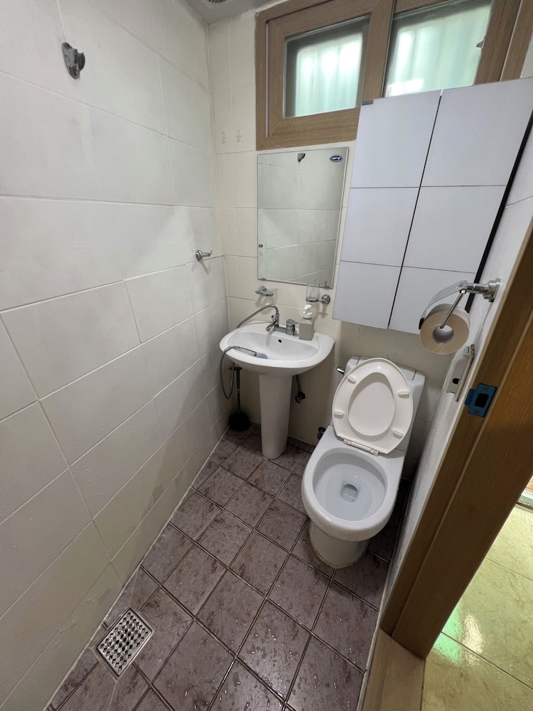 JNINE Guest House 53/59