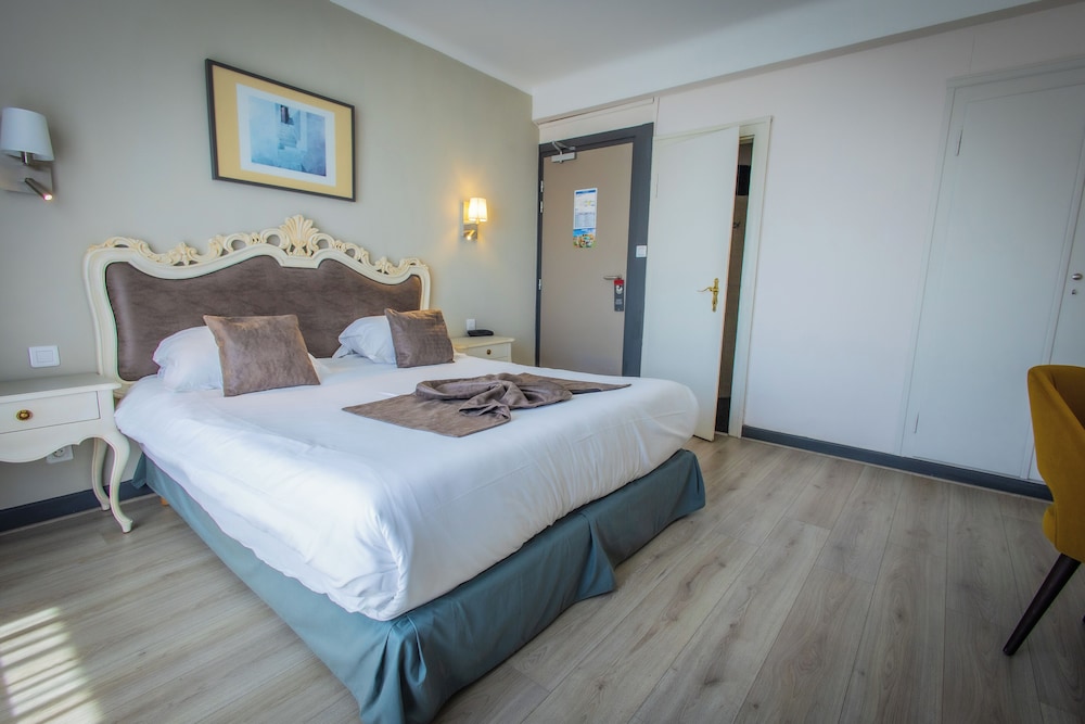 STANDARD, QUEEN BED, BALCONY